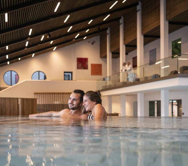 Paar in einem Becken der Badehalle