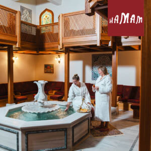 Zwei Frauen im Hamam Bad Griesbach, Wellnessbereich mit Brunnen in Bayern
