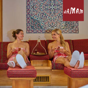 Zwei lachende Frauen im Hamam der Wohlfühl-Therme, Wellness und Entspannung in Niederbayern