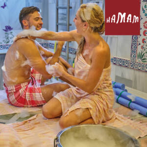 Gemeinsames Hamam-Erlebnis in der Wohlfühl-Therme – Gäste lachen beim Einschäumen mit Seifenschaum im orientalischen Bad.