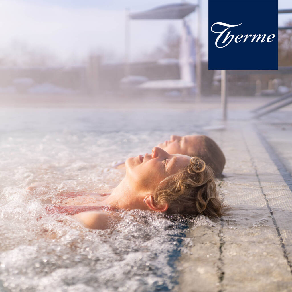 Entspannte Frauen im dampfenden Thermalwasser in der Wohlfühl-Therme Bad Griesbach.