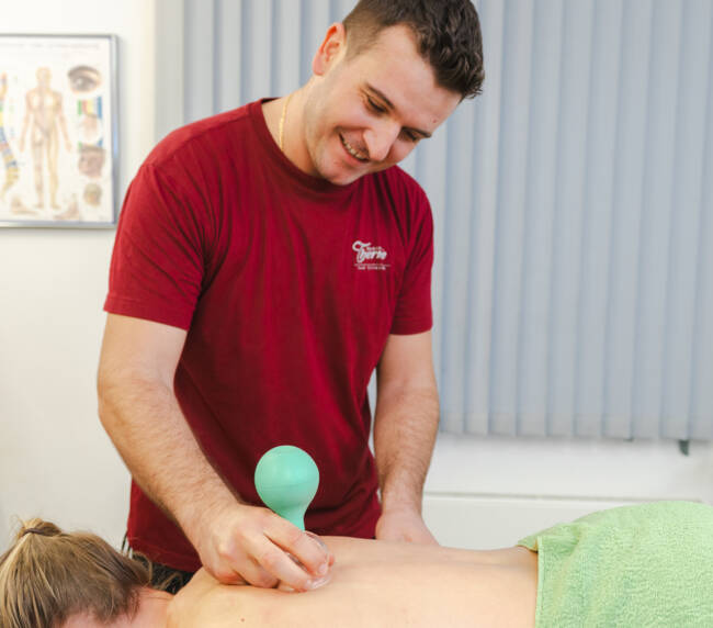 Verspannungslösende Schröpfmassage bei Physio aktiv & gesund in der Wohlfühl-Therme Bad Griesbach
