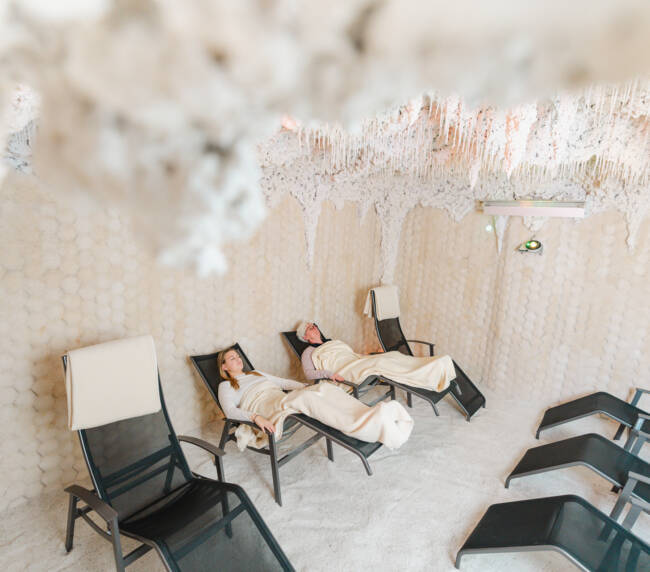 Ruhe und Entspannung in der Salzgrotte der Wohlfühl-Therme Bad Griesbach, Bayern