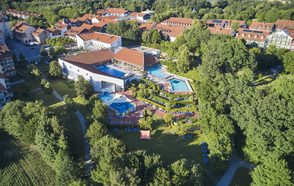 Sommerliche Luftaufnahme der Wohlfühl-Therme Bad Griesbach, weitläufiger Liegebereich mit Terassen