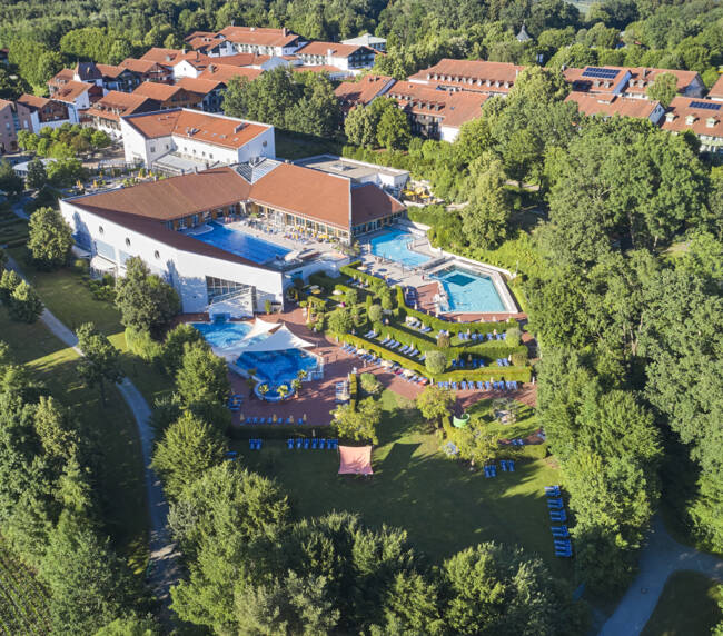 Sommerliche Luftaufnahme der Wohlfühl-Therme Bad Griesbach, weitläufiger Liegebereich mit Terassen
