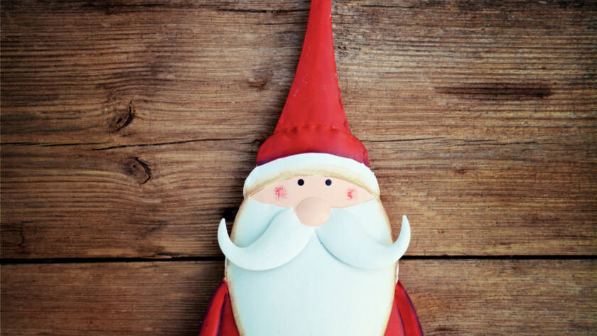 Weihnachtsmann aus Pappe auf Holzhintergrung, Wohlfühl-Therme Bad Griesbach