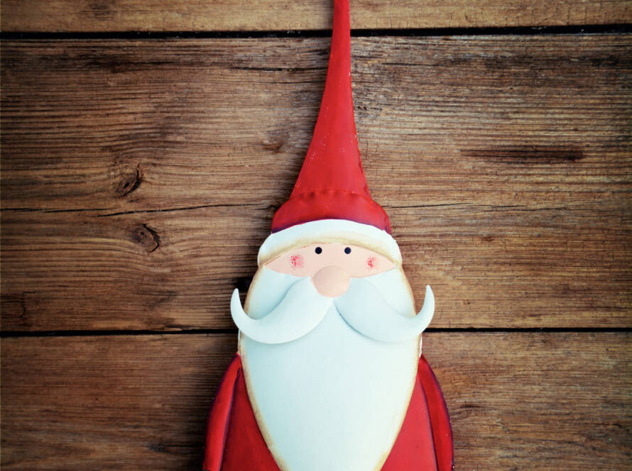 Weihnachtsmann aus Pappe auf Holzhintergrung, Wohlfühl-Therme Bad Griesbach