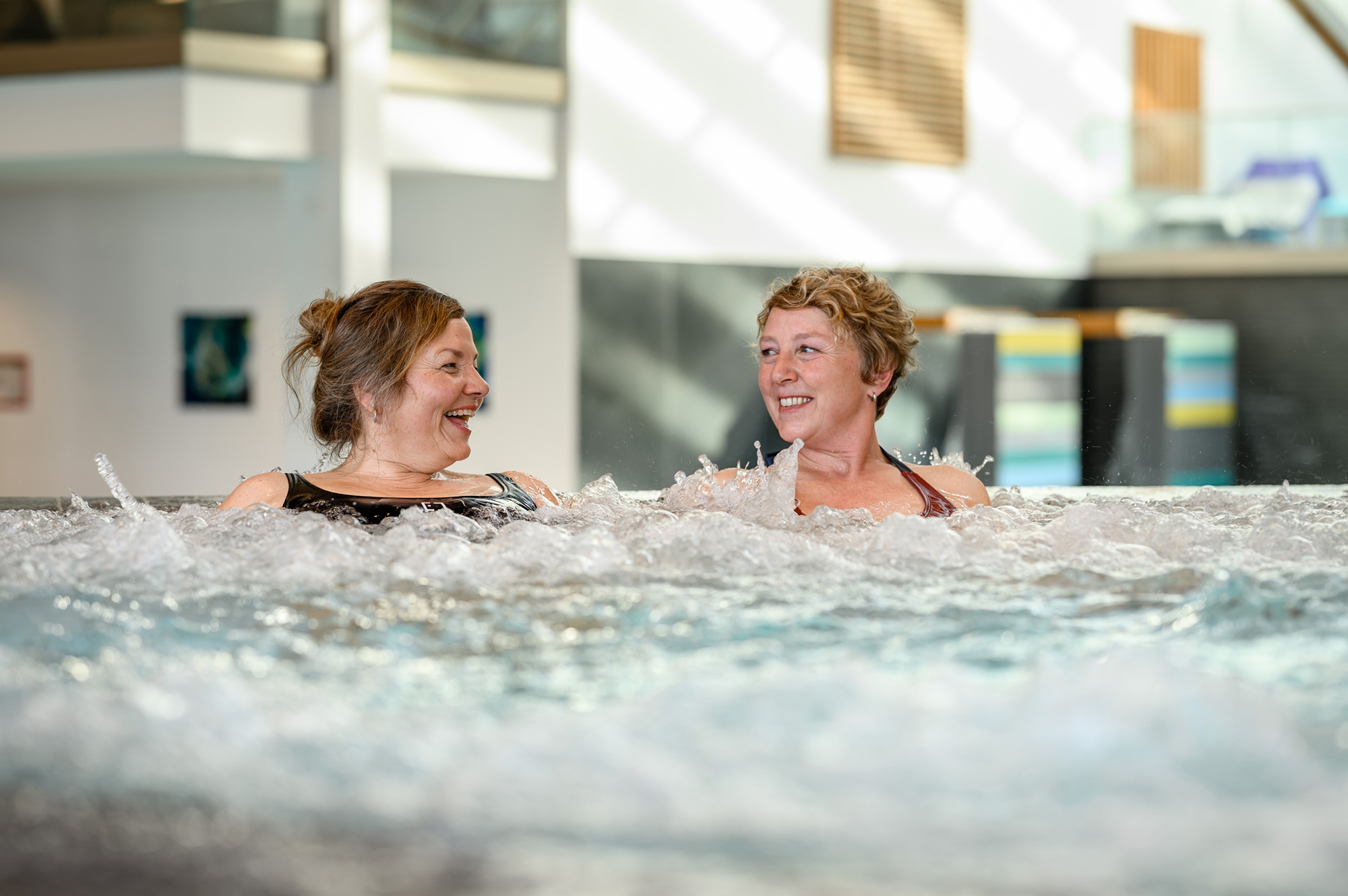 Zwei Damen sitzen im Whirlpool der Wohlfühl-Therme Bad Griesbach