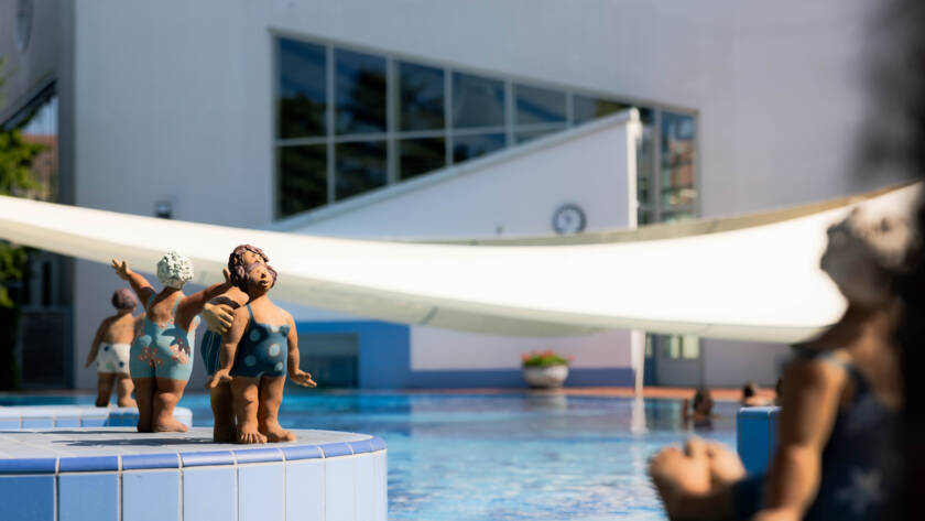 Tonfiguren am Nudelbecken der Wohlfühl-Therme Bad Griesbach
