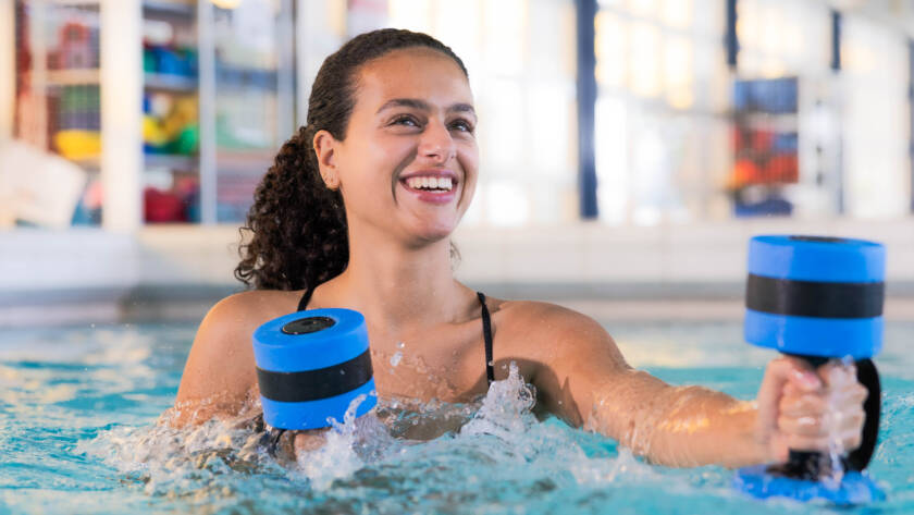Dame bei Wassergymnastik, Wohlfühl-Therme Bad Griesbach, Aqua-Workout Herzbeben