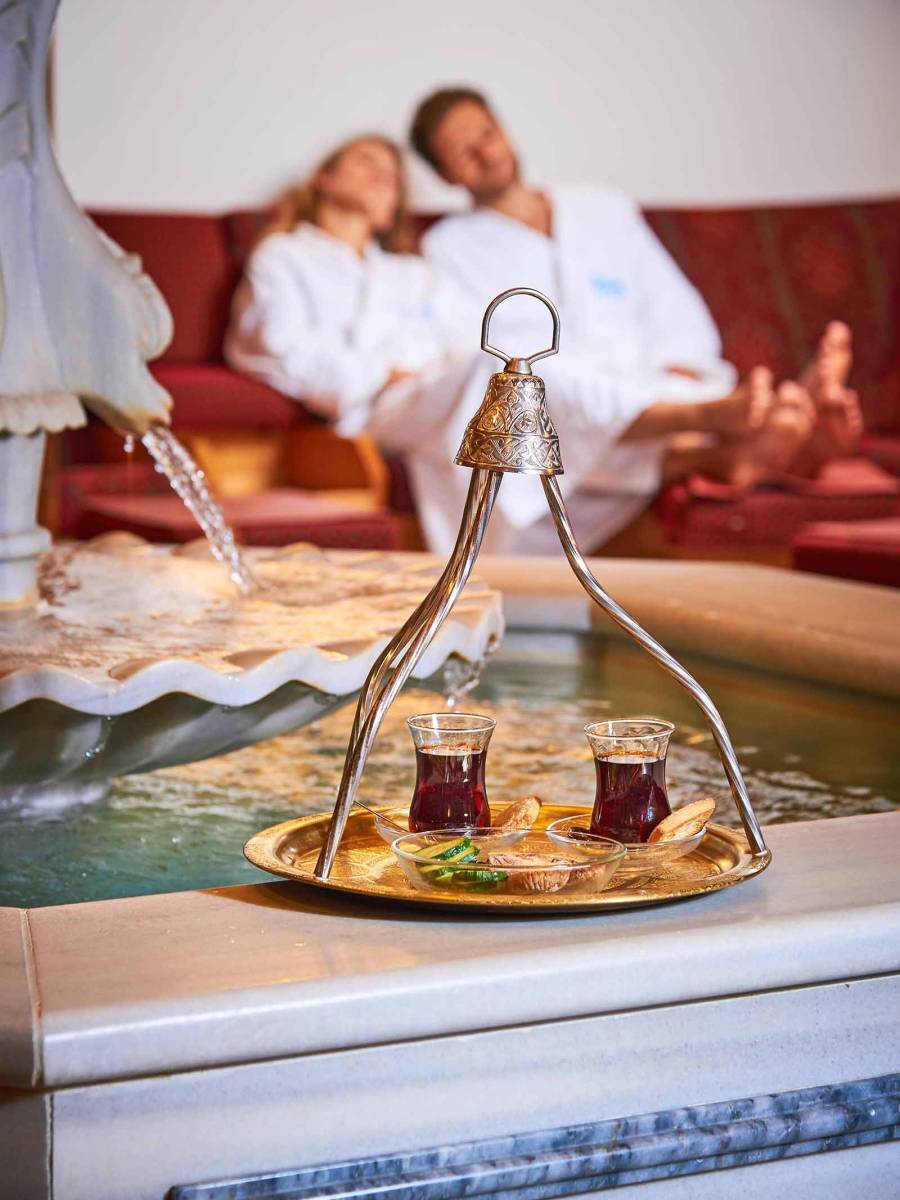 Tee auf Tablett im Ruheraum des Hamams